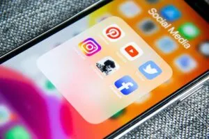 What to Know Before Posting In an “Are We Dating the Same Guy” Group Featured Image